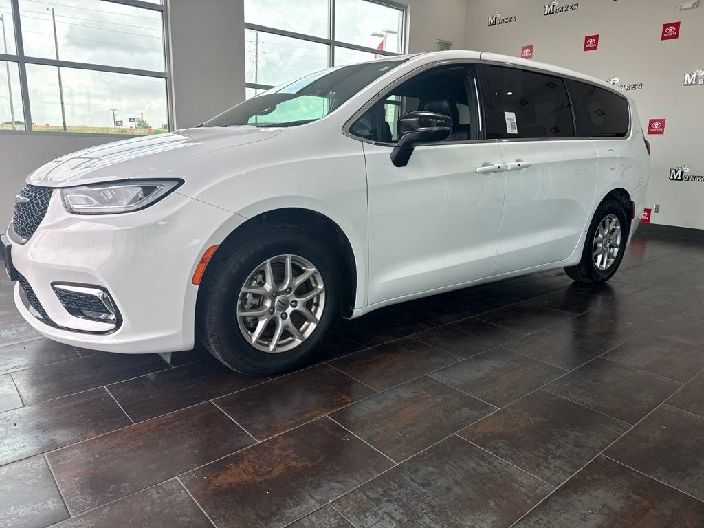 2025 Chrysler Pacifica Select