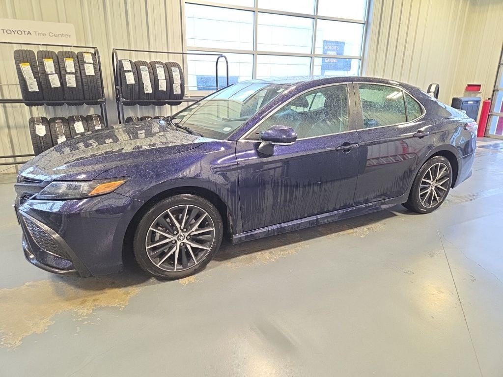 2022 Toyota Camry Hybrid SE