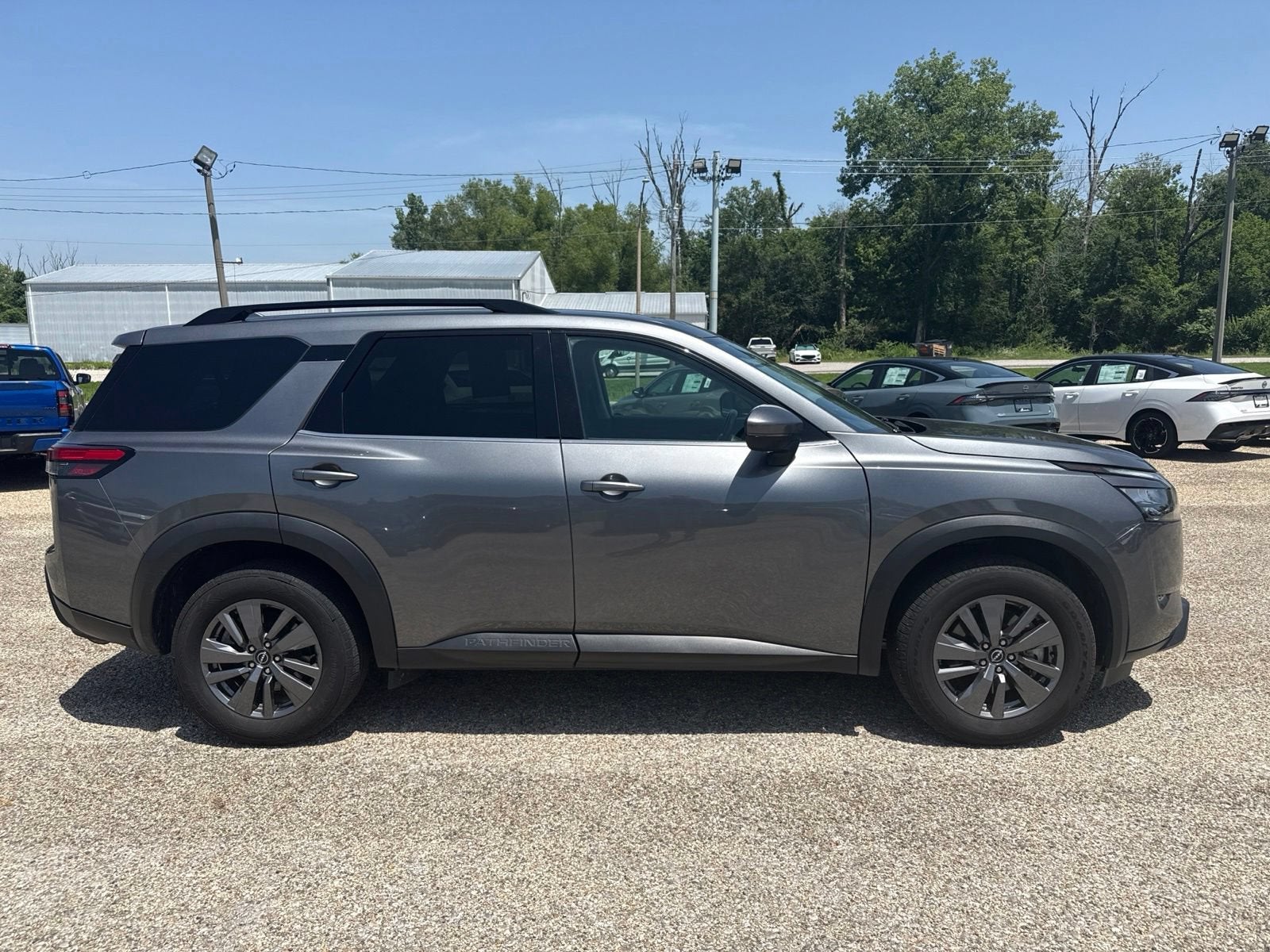 2024 Nissan Pathfinder SV