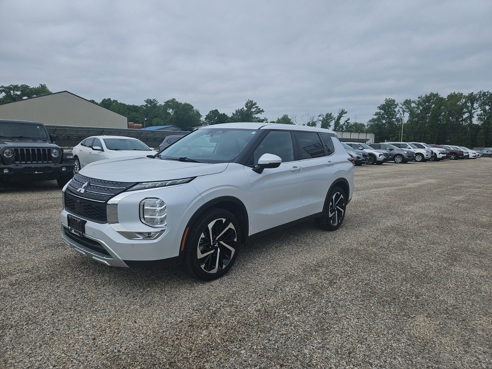 2024 Mitsubishi Outlander SE